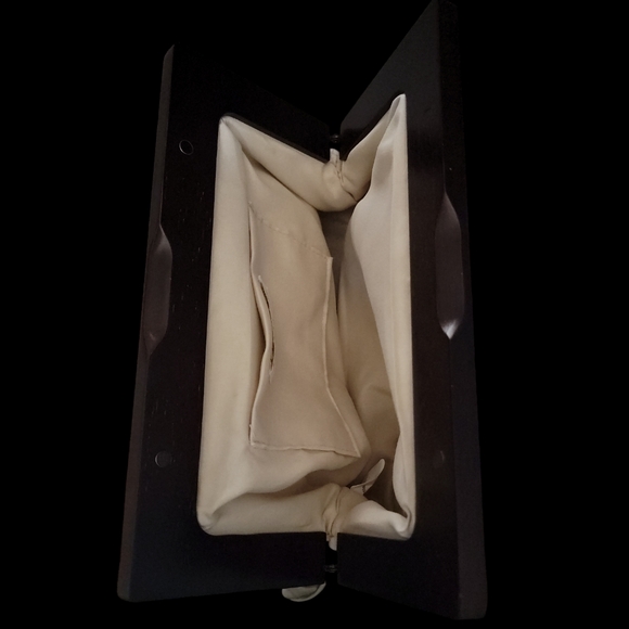 EUC! Shiraleah Chicago ivory vegan leather clutch! - Picture 4 of 6